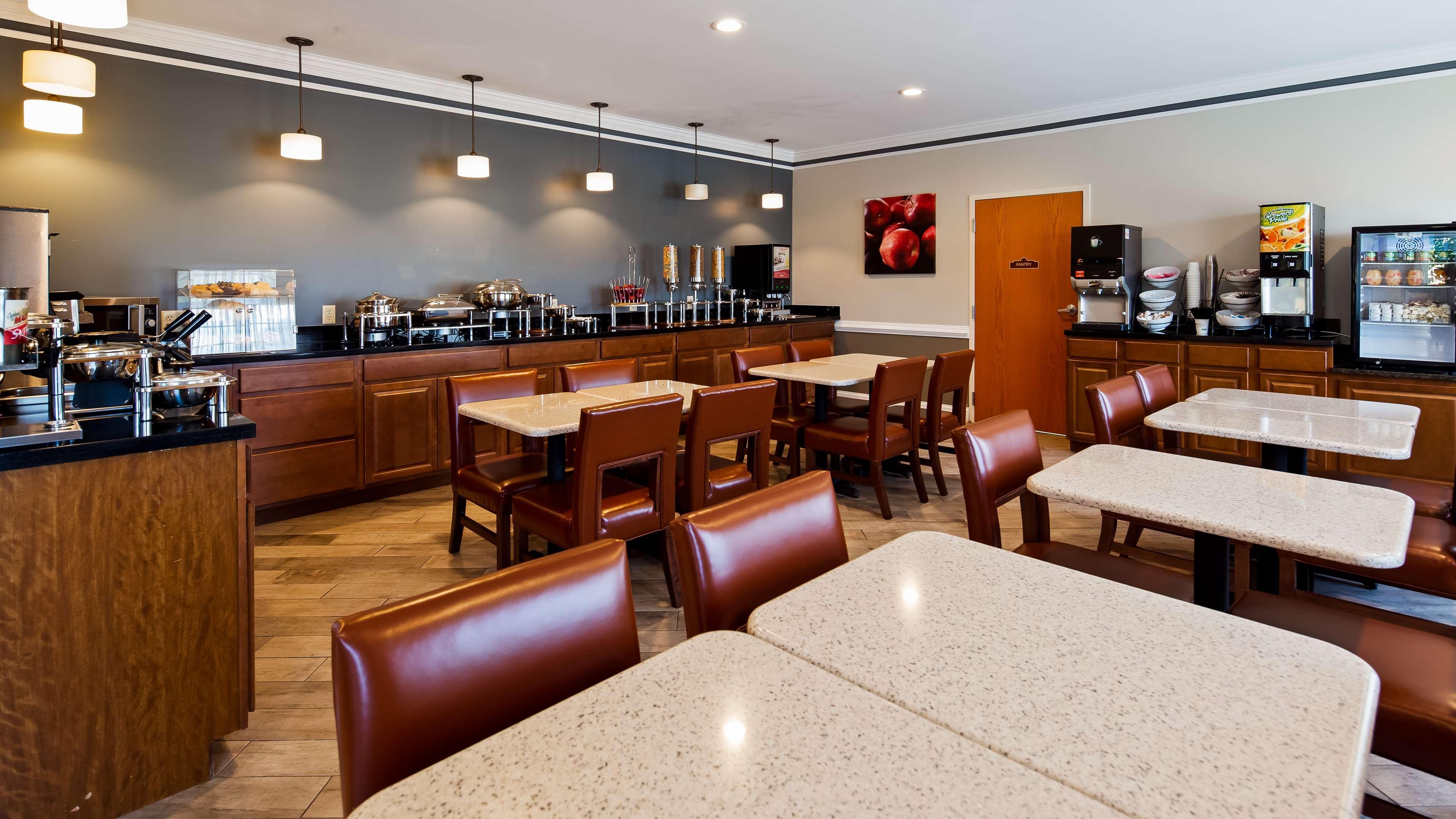 Best Western Plus Hannaford Inn & Suites Kenwood Exterior photo
