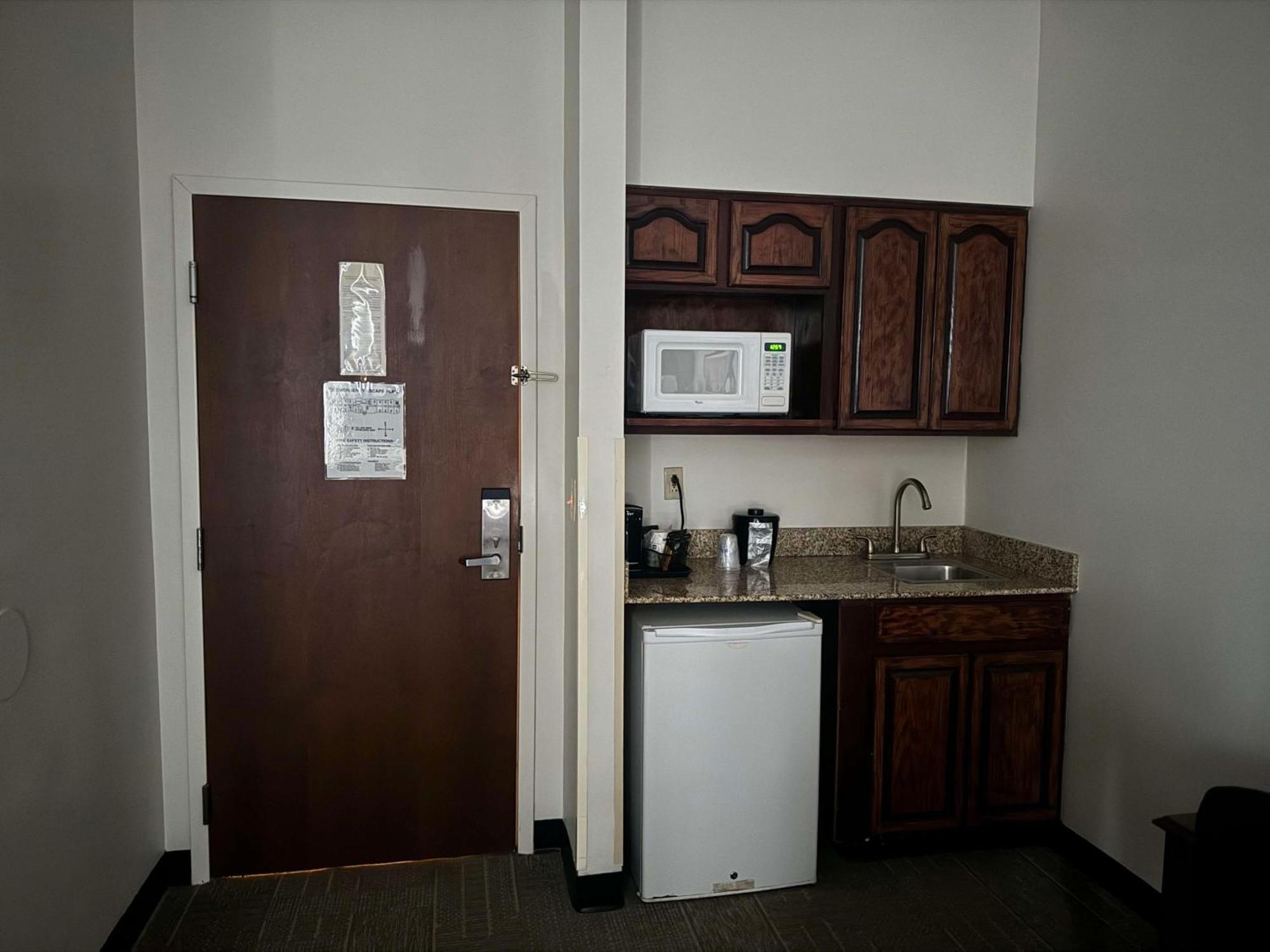 Best Western Plus Hannaford Inn & Suites Kenwood Exterior photo